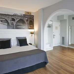 Pamplona 3*, Vic Spain